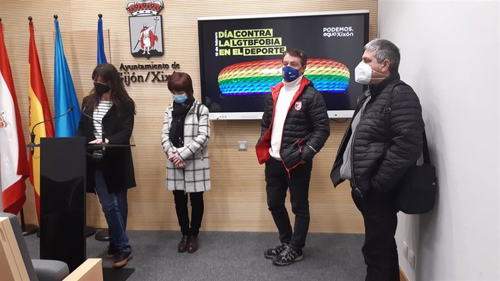 La portavoz Podemos-Equo Xixon, Laura Tuero, acompañada de Julia Menéndez (Disex Asturias), Fernando Sierra (entrenador del Telecable Hockey) y Orlando García (secretario de Balonmano Gijón) 