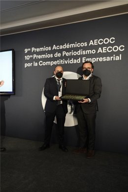 El presidente de Aecoc, Ignacio González, y el periodista Víctor Martín Osorio