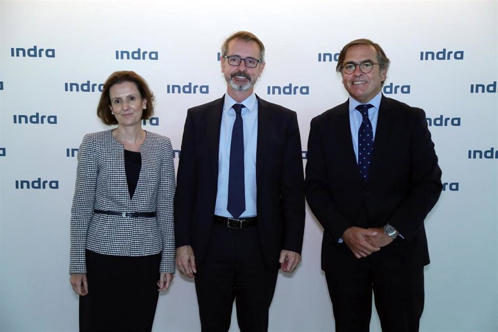 Archivo - De izquierda a derecha: Cristina Ruiz, consejera delegada de Minsait, Mar Murtra, presidente no ejecutivo del grupo, e Ignacio Mataix, consejero delegado de la rama de Transporte y Defensa en una imagen de archivo