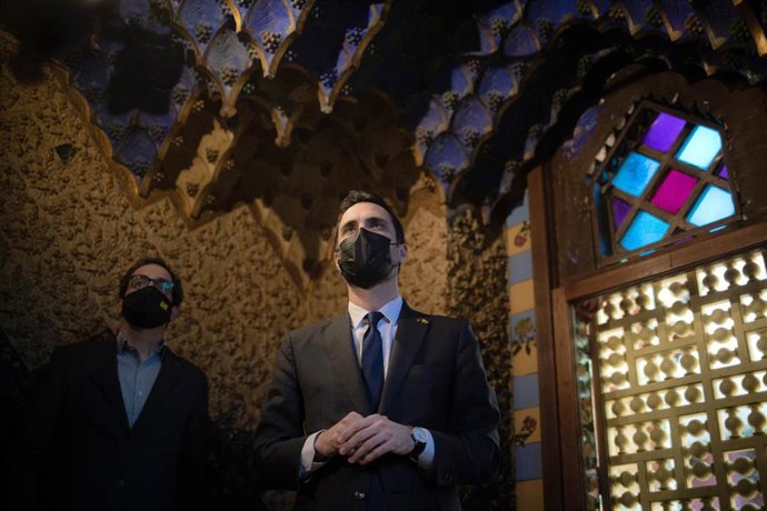El conseller de Empresa y Trabajo de la Generalitat, Roger Torrent (d), presenta la campaña  'L'Estalviatge', que incentiva el turismo de proximidad con bonos turísticos de descuento, en la Casa Vicens Gaudí, a 18 de febrero de 2022, en Barcelona, Catal