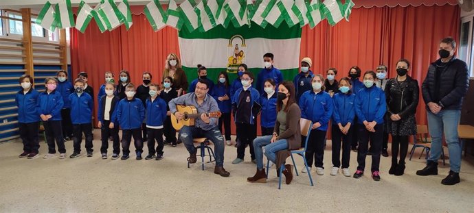 Troncoso (al fondo) celebra el Día de Andalucía en el Colegio de Educación Infantil y Primaria San Fernando.