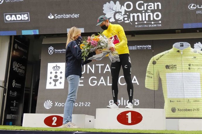 Magnus Cort Nielsen recibe en Vigo el maillot amarillo como líder de la primera etapa de la vuelta 'O Gran Camiño'.