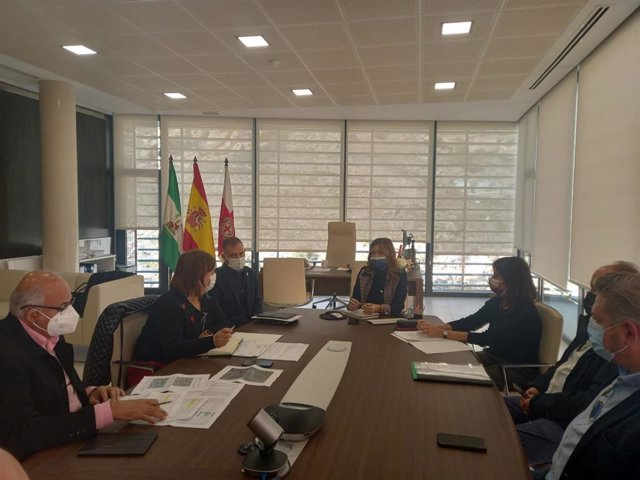Reunión entre el delegado de Educación y representantes del Ayuntamiento de Almería.