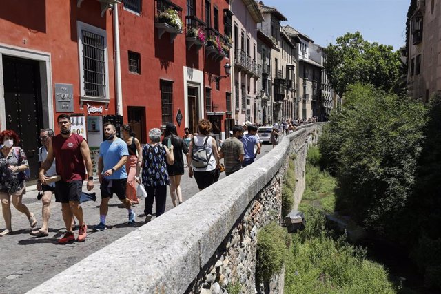 Archivo - Turistas con y sin  mascarillas por las calles de Granada el pasado 26 de junio de 2021