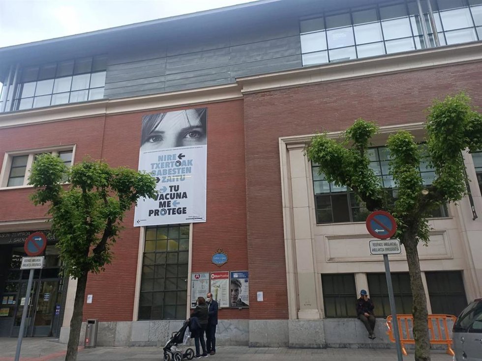 Archivo - Fachada de un ambulatorio de Bilbao
