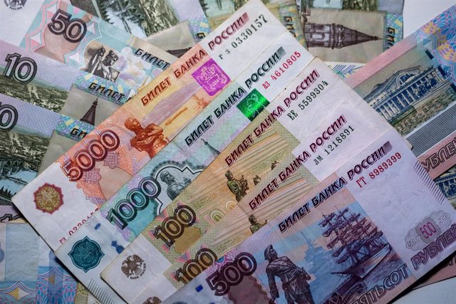 Archivo - FILED - 16 December 2014, Schwerin: Russian ruble banknotes are on display in Schwerin. Russia's ruble slumps as Ukraine crisis deepens Photo: Jens Büttner/dpa-Zentralbild/dpa