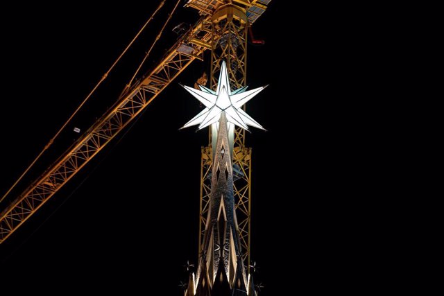 Archivo - Encendido de la nueva gran estrella de la Sagrada Familia, a 8 de diciembre de 2021, en Barcelona, Catalunya, (España). La basílica enciende su nueva gran estrella de 12 puntas que corona la torre de la Virgen María, la que será la segunda torre