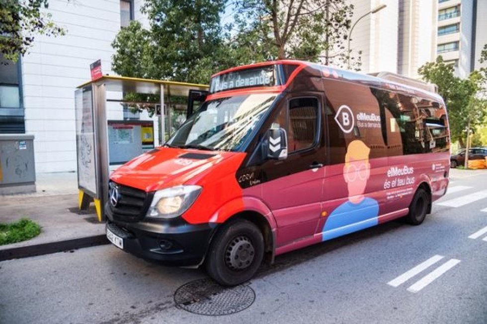 El bus a demanda de TMB en los barrios barceloneses de Montbau y la Vall d'Hebron aumenta la frecuencia y el pasaje.