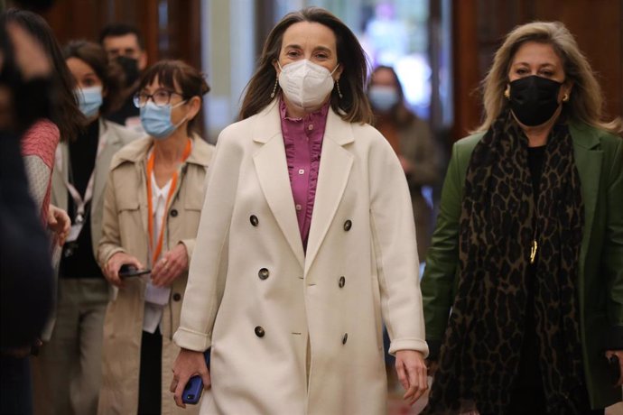 La portavoz del PP en el Congreso, Cuca Gamarra (c), a su llegada a una sesión plenaria, en el Congreso de los Diputados, a 24 de febrero de 2022, en Madrid (España). 