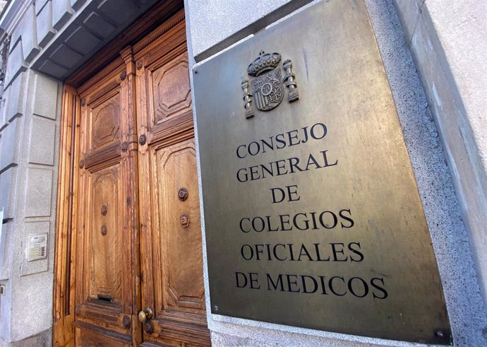 Archivo - Fachada del Consejo General de Colegios Oficiales de Médicos, en la Plaza de las Cortes, Madrid (España), a 6 de marzo de 2020.