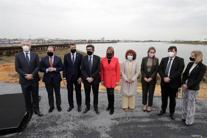 Autoridades en el incio de las obras.