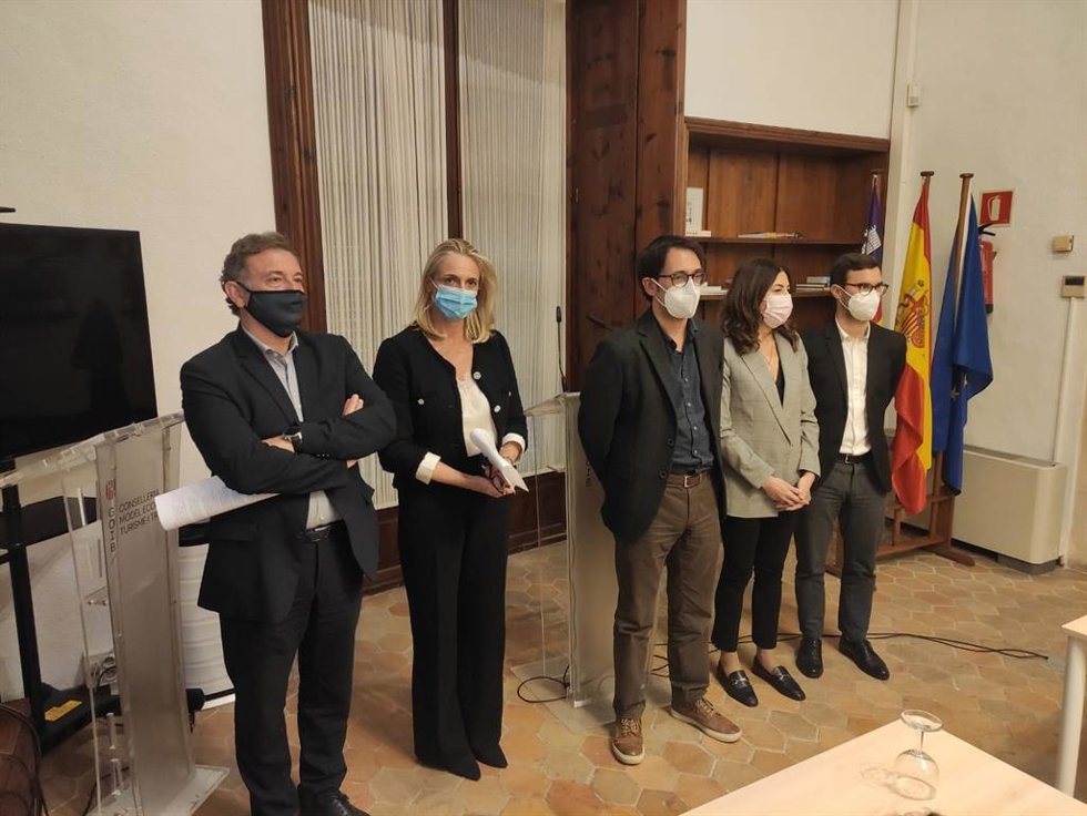 Los presidentes de la Federación Empresarial Hotelera de Mallorca (FEHM) y de la Asociación de Cadenas Hoteleras (ACH), María Frontera y Gabriel Llobera, junto al conseller de Modelo EConómico, Turismo y Trabjo, Iago Negueruela.