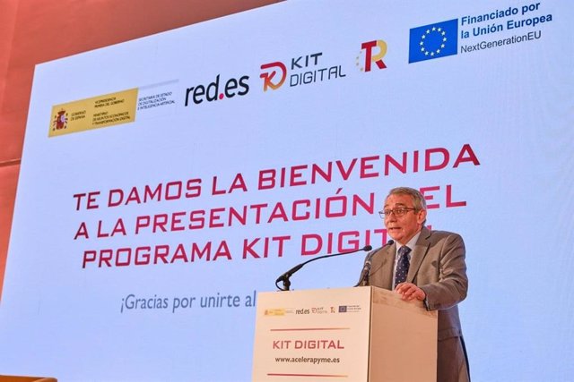 El director general de Red.Es, Alberto Martínez Lacambra, presenta el Kit Digital este martes 15 de febrero en Santiago de Compostela