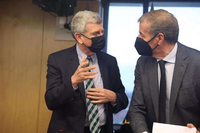 El presidente de la Corporación RTVE, José Manuel Pérez Tornero (i), durante la Comisión Mixta de Control Parlamentario de la Corporación RTVE y sus Sociedades en el Congreso de los Diputados, a 24 de febrero de 2022, en Madrid (España). En esta Comisió