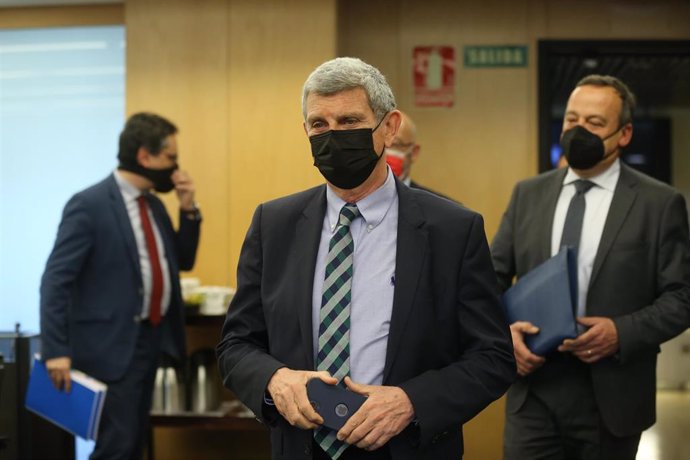 El presidente de la Corporación RTVE, José Manuel Pérez Tornero (c), durante la Comisión Mixta de Control Parlamentario de la Corporación RTVE y sus Sociedades en el Congreso de los Diputados, a 24 de febrero de 2022, en Madrid (España). En esta Comisió