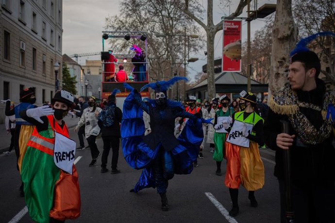 El Carnaval llega a Barcelona con un desfile por La Rambla en homenaje a sus quiosqueros.