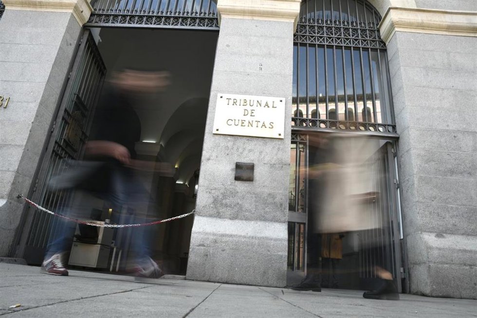 Archivo - Puerta principal del edificio del Tribunal de Cuentas