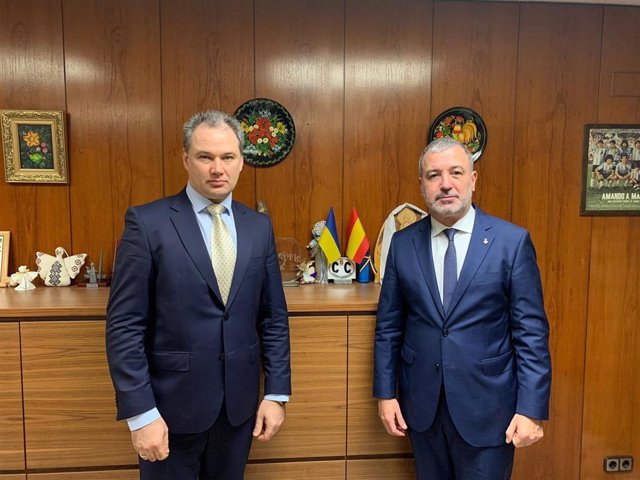 El primer teniente de alcalde de Barcelona, Jaume Collboni,  con el cónsul de Ucrania en la ciudad,  Vorobyov Artem