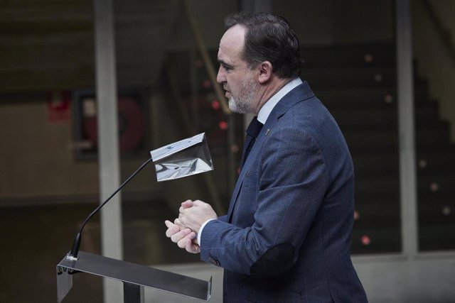 El presidente de UPN, Javier Esparza, comparece a su llegada al Parlamento para participar en un pleno, en el Parlamento de Navarra, a 10 de febrero de 2022, en Pamplona, Navarra (España).