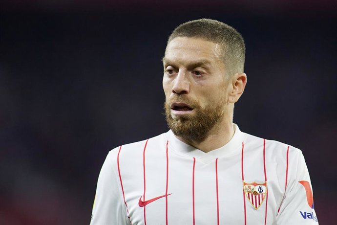 Archivo - Alejandro Dario "Papu" Gomez of Sevilla looks on during the spanish league, La Liga Santander, football match played between Sevilla FC and Atletico de Madrid at Ramon Sanchez-Pizjuan stadium on December 18, 2021, in Sevilla, Spain.