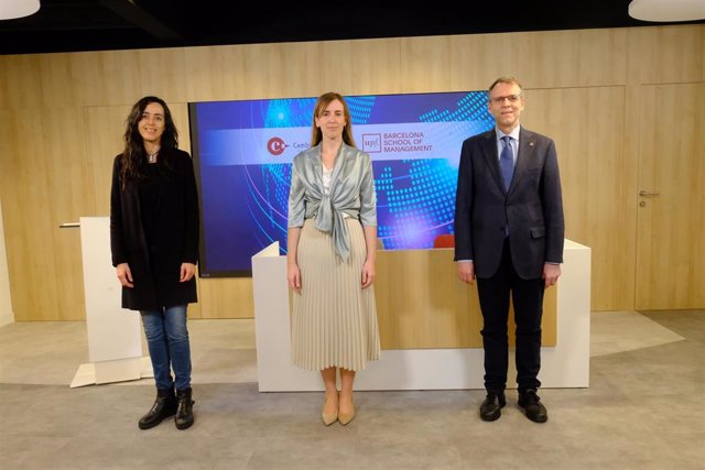 La presidenta de la Cámara de Barcelona, Mònica Roca, junto a la consellera de Acción Exterior y Gobierno Abierto, Victòria Alsina, y el rector de la Universitat Pompeu Fabra, Oriol Amat