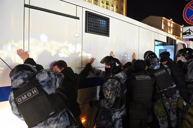 Policía rusa detiene a manifestantes en Moscú contra la invasión de Ucrania