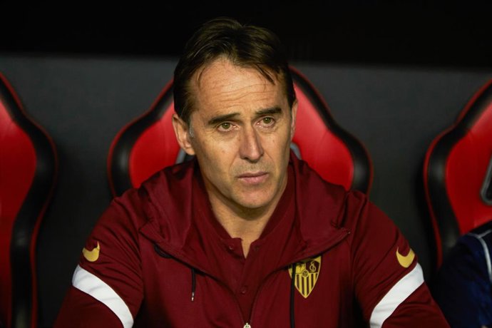 Julen Lopetegui, head coach of Sevilla FC, looks on during the spanish league, La Liga Santander, football match played between Sevilla FC and Elche CF at Ramon Sanchez-Pizjuan stadium on February 11, 2022, in Sevilla, Spain.