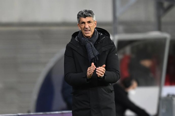 17 February 2022, Saxony, Leipzig: Real Sociedad coach Imanol Alguacil gestures on the touchline during the UEFA Europa League play-offs first leg soccer match between RB Leipzig and Real Sociedad at Red Bull Arena. Photo: Sebastian Kahnert/dpa-Zentralb