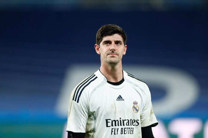 Archivo - Thibaut Courtois of Real Madrid looks on during the spanish league, La Liga Santander, football match played between Real Madrid and Atletico de Madrid at Santiago Bernabeu stadium on December 12, 2021, in Madrid, Spain.