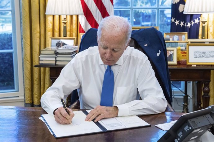 El president dels Estats Units, Joe Biden, signant un paquet de sancions contra Rússia després de la invasió d'Ucrana
