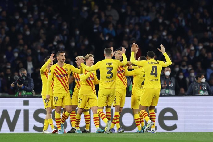 24 February 2022, Italy, Naples: Barcelona's Frankie de Jong (4th L) celebrates scoring his side's second goal with teammates during the UEFA Europa League soccer match between SSC Napoli and Barcelona at Diego Armando Maradona stadium. Photo: Alessandr