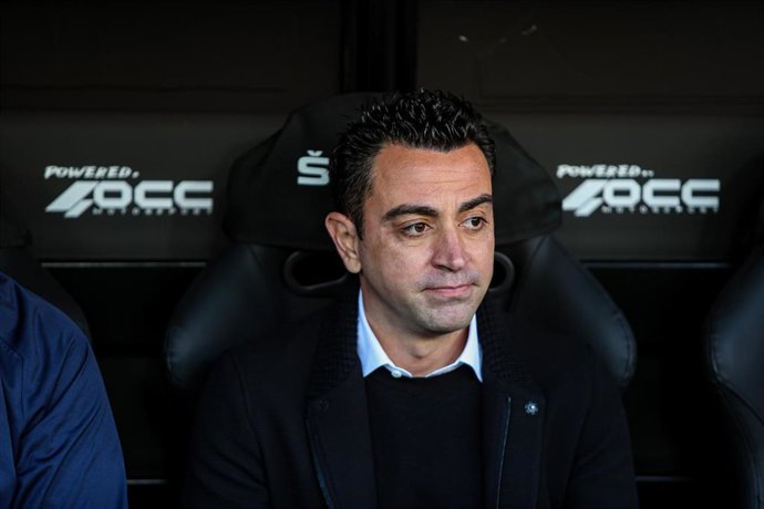 El entrenador del FC Barcelonam Xavi Hernández, en el banquillo de Mestalla