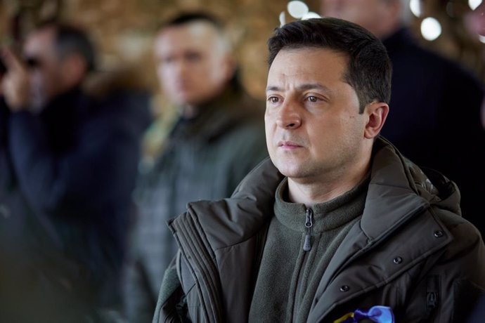 HANDOUT - 16 February 2022, Ukraine, Rivne: Ukrainian President Volodymyr Zelensky visits soldiers during a military drill outside the north-western city of Rivne. Photo: -/Ukrainian Presidency/dpa - ATTENTION: editorial use only and only if the credit 