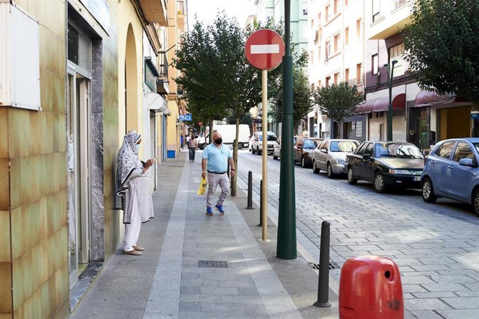 Archivo - Transeúntes pasean por las calles del barrio La Inmobiliaria de Torrelavega. Archivo