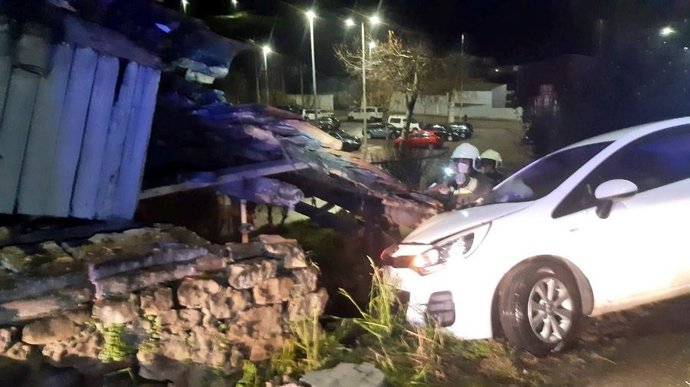 Un coche colisiona contra una vivienda deshabitada en Cabezón de la Sal