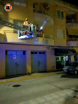 Bomberos intervienen para auxiliar a una mujer qye cayó desde un tercer piso mientras intenraba entrar a su casa por el balcón