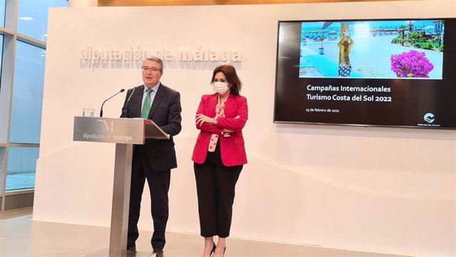 El presidente de la Diputación de Málaga y de Turismo Costa del Sol, Francisco Salado, y la consejera delegada de Turismo Costa del Sol, Margarita del Cid,