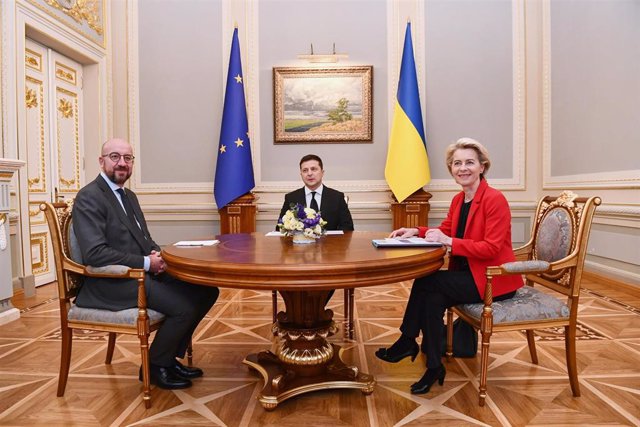 Archivo - Volodimir Zelenski recibe a Ursula Von der Leyen  y Charles Michel en Kiev en octubre de 2021