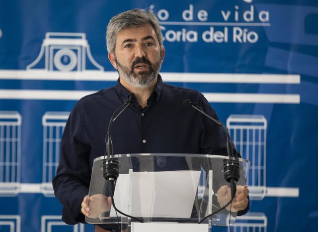 Archivo - El alcalde de Coria del Río, Modesto González