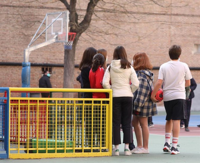 Un grupo de niños en el patio del colegio en una imagen de archivo