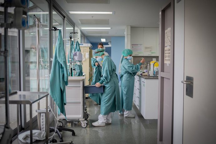 Archivo - Personal sanitari treballa en una UCI.