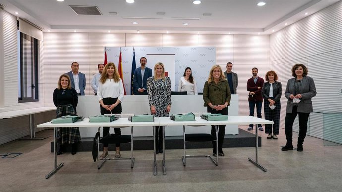 Ibermática dona ordenadores a Fundación Adelias para su uso en cinco colegios de Madrid