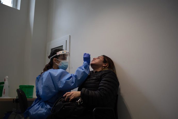 Archivo - Arxiu - Una dona se sotmet a una prova PCR.