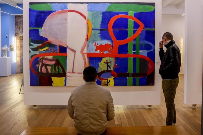 Archivo - Varias personas observan una de las obras que forman parte de la selección sobre las últimas adquisiciones del Museo de Arte Contemporáneo, a 22 de enero de 2022