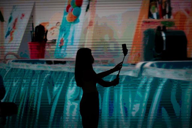 Archivo - Una asistente utiliza su teléfono móvil en las instalaciones de la XIV edición del Mobile World Congress (MWC 2021) en el recinto Gran Via de Fira de Barcelona, en L'Hospitalet de Llobregat, Barcelona, Catalunya (España)