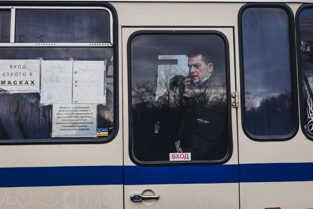 Un hombre mira desde un autobús que lleva a desplazados del Donbass hacia el oeste del país, a 24 de febrero de 2022, en Ucrania. 