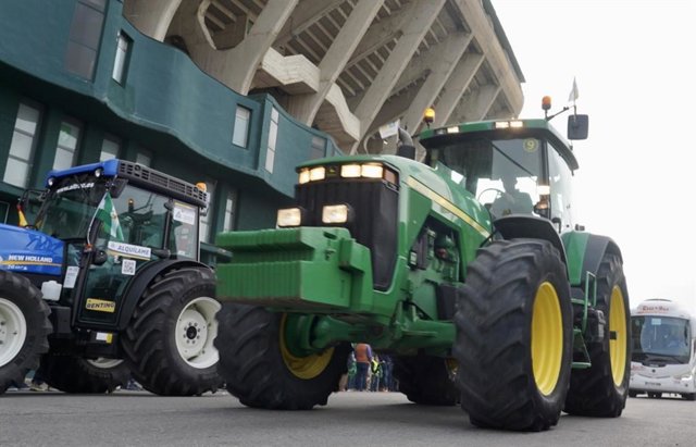 Uno de los tractores de la protesta agraria en Sevilla.