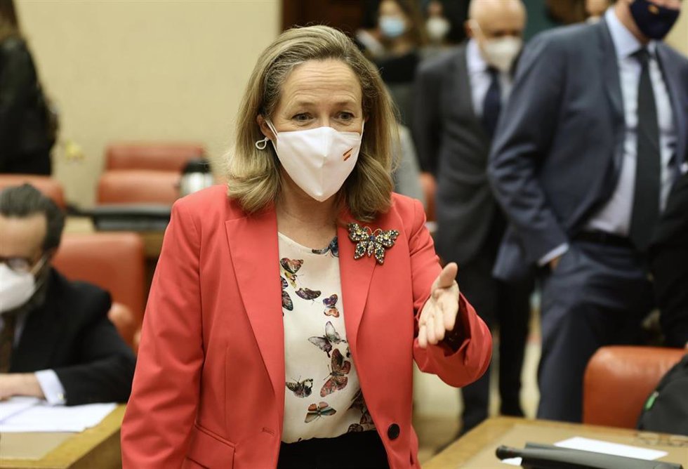 La vicepresidenta primera del Gobierno y ministra de Asuntos Económicos y Transformación Digital, Nadia Calviño, a su llegada a una comparecencia en la Comisión Mixta para la Unión Europea, en el Congreso de los Diputados, a 10 de febrero de 2022, en Ma