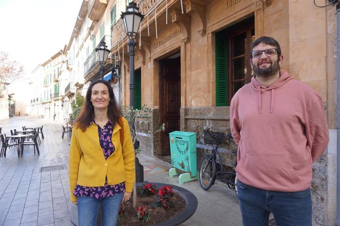 La portavoz de MÉS per Llucmajor, Maria Barceló, y Miquel Serra, a las puertas del Ayuntamiento de Llucmajor.