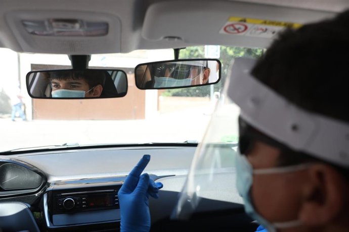 Archivo - Un profesor de autoescuela viaja en coche con el alumno